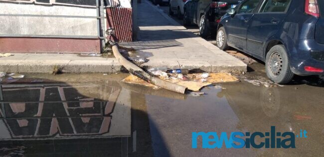 Palermo, struttura allagata anche senza pioggia: lo strano caso del “Palazzo di Dallas” – VIDEO