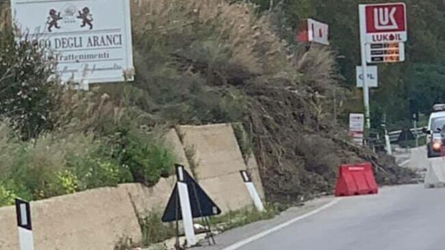 Frana su tre livelli lungo la SS 115, convocato vertice Anas e amministrazione comunale: “Situazione più grave del previsto”