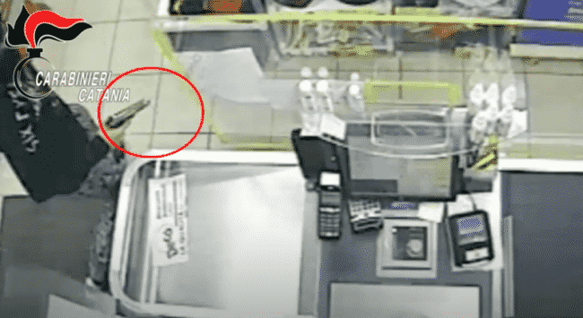 Minorenne armato rapina supermercato nel Catanese, minaccia e aggredisce militari con un 14enne: arrestato