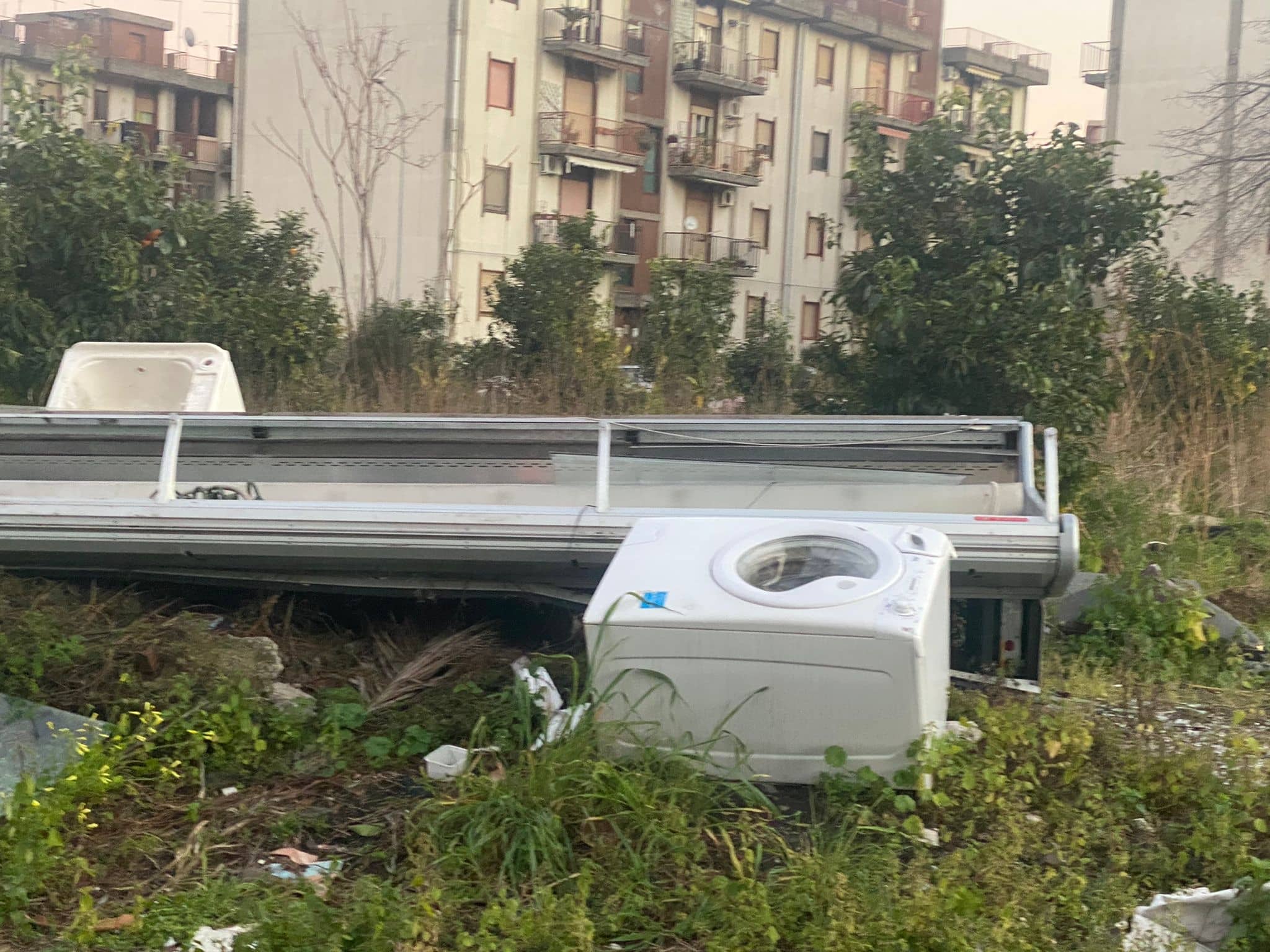 Distese di rifiuti nelle periferie di Giarre. Barbagallo (Lega): “Ripristinare le condizioni igienico sanitarie minime” – Le FOTO