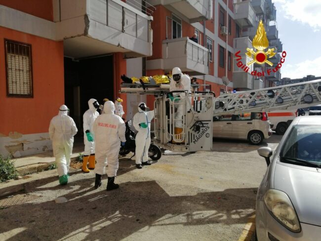 Perde i sensi al sesto piano di un palazzo, i vigili del fuoco lo raggiungono con l’autoscala – FOTO
