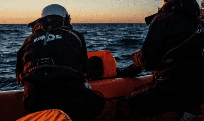 Ocean Viking, autorizzato l’approdo in rada ad Augusta: a bordo 422 migranti, 8 sono positivi