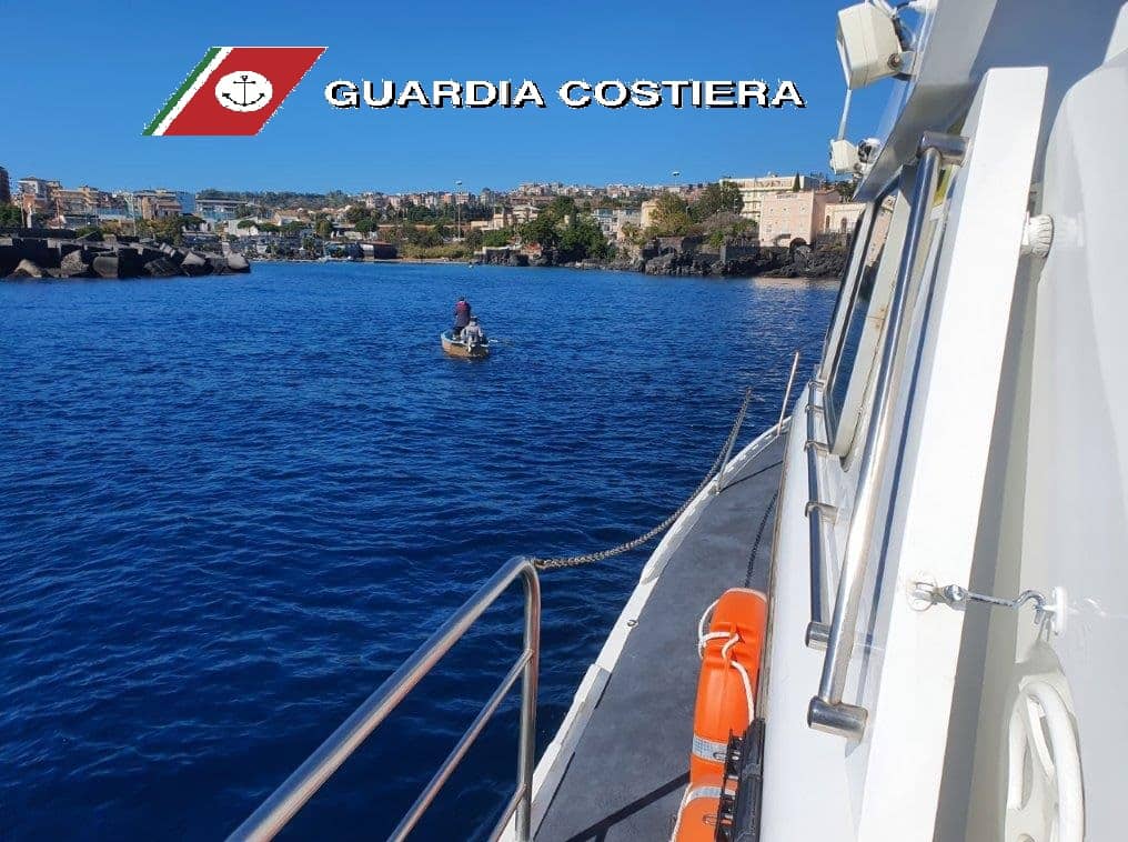 Catania, Guardia Costiera salva imbarcazione: multato pescatore illegale di telline – FOTO e VIDEO