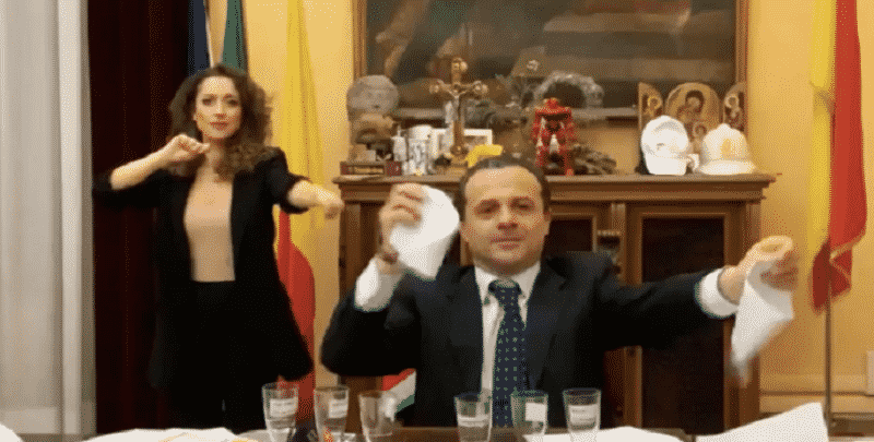 “The show must go on”, Cateno De Luca strappa le sue dimissioni in diretta: rimane sindaco di Messina, brindisi ai “rivali”