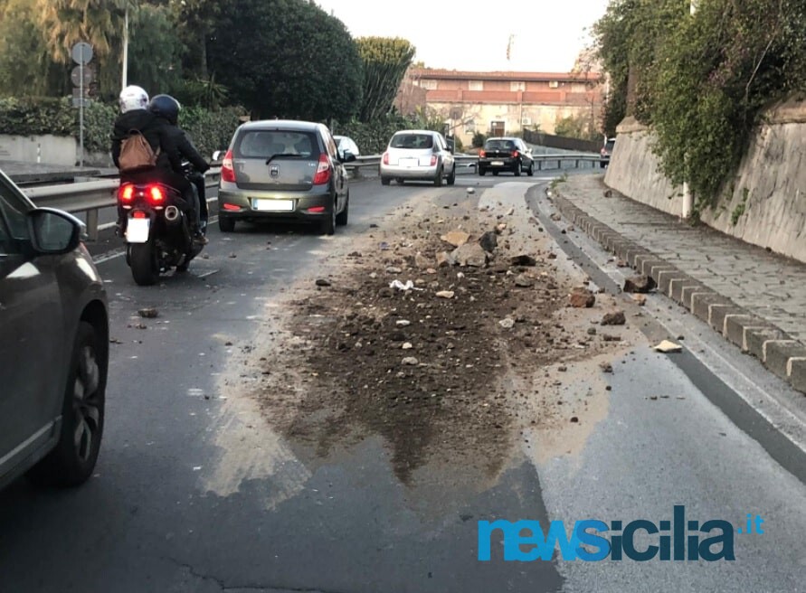 Pericolo a Catania, terriccio e grosse pietre in via Santa Sofia: automobilisti in slalom per evitare l’impatto