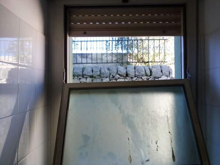 Vandali in azione in Istituto Comprensivo, vetri in frantumi e finestre forzate: “Un attacco all’istituzione scolastica”