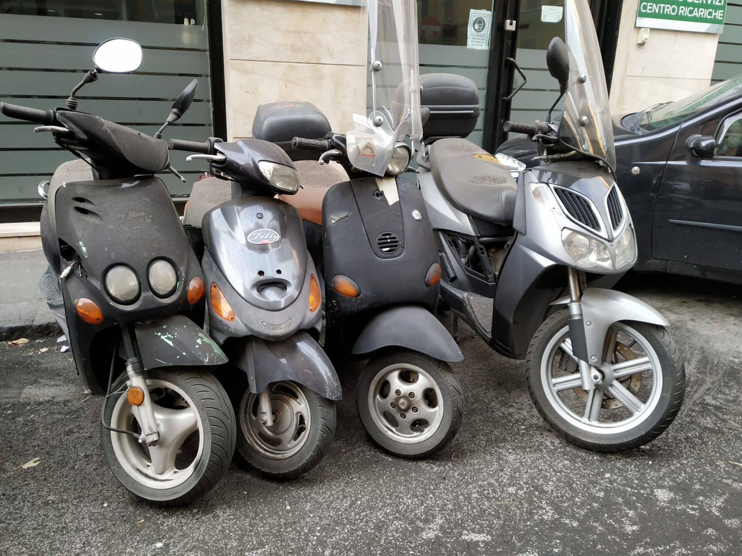 Catania, ancora mezzi a due ruote abbandonati per il quartiere Borgo-Sanzio: la denuncia del Comitato Cittadino Vulcania – Le FOTO