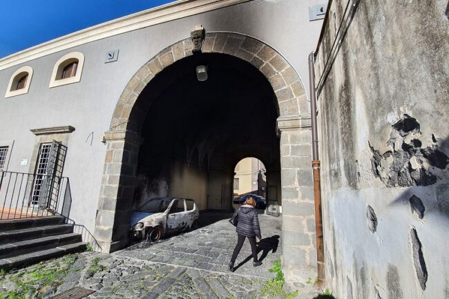 Incendio nel Catanese, fiamme danneggiano auto polizia locale e arco di Palazzo Riggio – FOTO