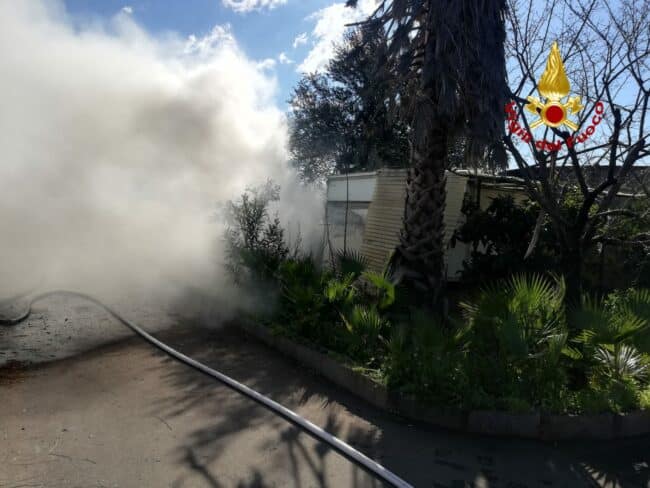 Paura nel Catanese, incendio in un capannone di fieno: intervento dei vigili del fuoco – FOTO