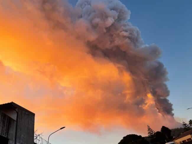 Violenta eruzione dell’Etna, intensa caduta di lapilli in corso su Catania e provincia – LE VOSTRE FOTO