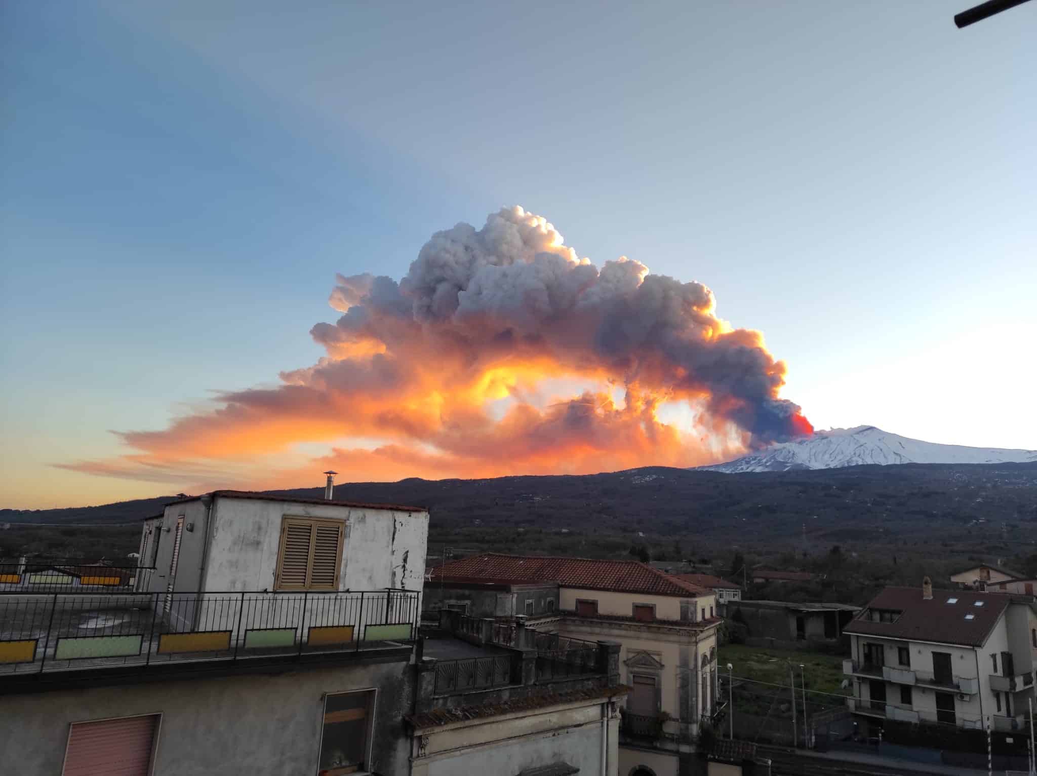 Eruzione dell’Etna, auto “pattinano” sull’asfalto a Catania e nell’hinterland: viabilità e situazione sotto monitoraggio