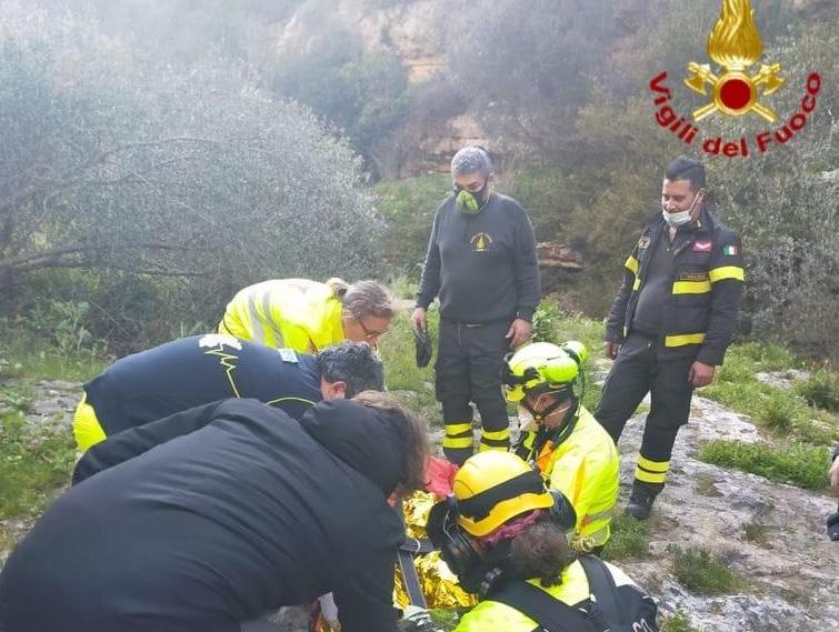 Dramma a Noto, catanese in zona impervia salvato dai vigili del fuoco e trasportato al Cannizzaro
