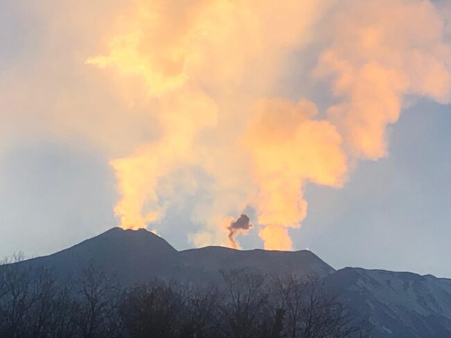 Etna, in corso attività stromboliana del Cratere sud-est e tremore vulcanico in aumento