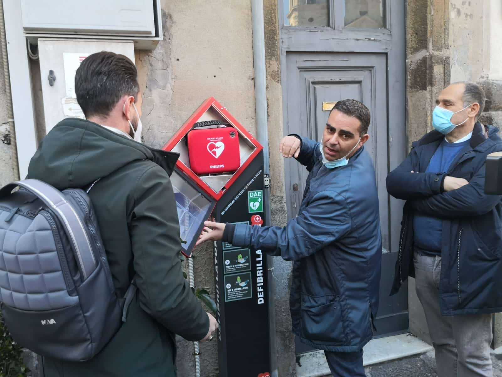 Acireale, installato defibrillatore su Piazza Duomo