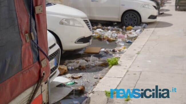 Palermo, continuano gli allagamenti a Piazza della Pace. Residenti navigano fra acqua e rifiuti – VIDEO