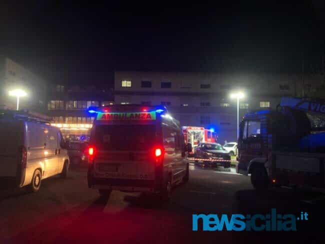 Fiamme e fumo all’ospedale di Acireale, momenti di paura nella notte: pazienti Covid tratti in salvo – FOTO e VIDEO