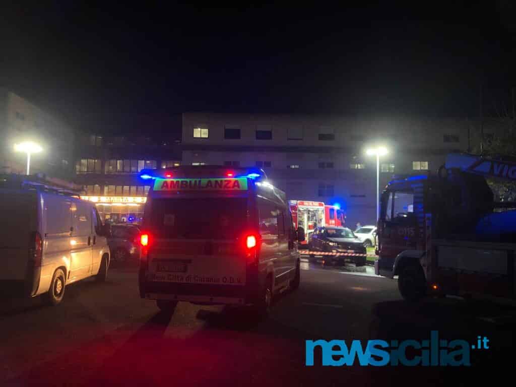 Fiamme e fumo all’ospedale di Acireale, momenti di paura nella notte: pazienti Covid tratti in salvo – FOTO e VIDEO