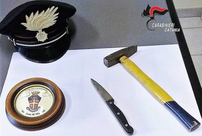 Tentato omicidio nel Catanese, martellate e coltellate al compagno per gelosia: arrestata 49enne