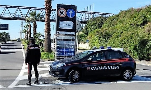 Catania, dramma al viale Castagnola: picchia a sangue l’ex distruggendole anche l’auto, arrestato
