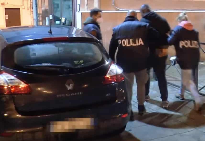 Gela, 28enne disoccupato arrestato: sequestrata cocaina, hashish e 9.725 euro in contanti