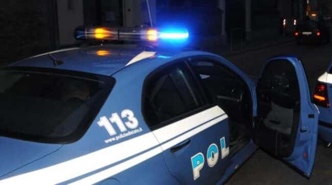 Ubriaco dopo il coprifuoco minaccia i passanti con un crick, poi litiga con la fidanzata: insulti e minacce durante l’arresto