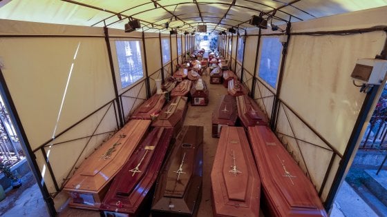Covid, nuovo spostamento per i servizi cimiteriali di Palermo: “Ci trattano come nomadi”