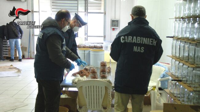 Frode in commercio, scoperto laboratorio abusivo che confezionava alimenti – Le FOTO