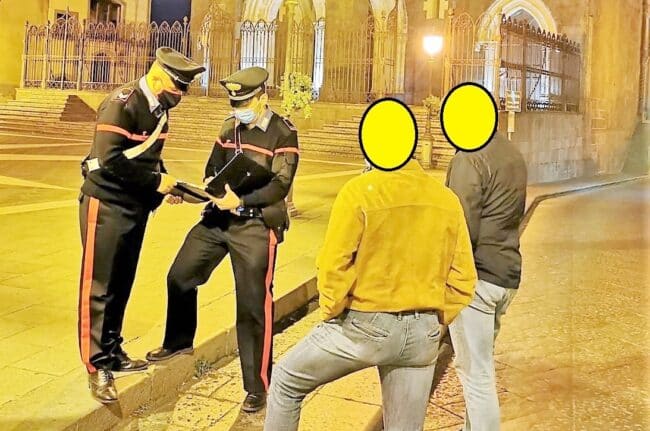 Davanti a un bar nel Catanese senza mascherine in barba alle norme anti-Covid: sanzionati titolare e presenti
