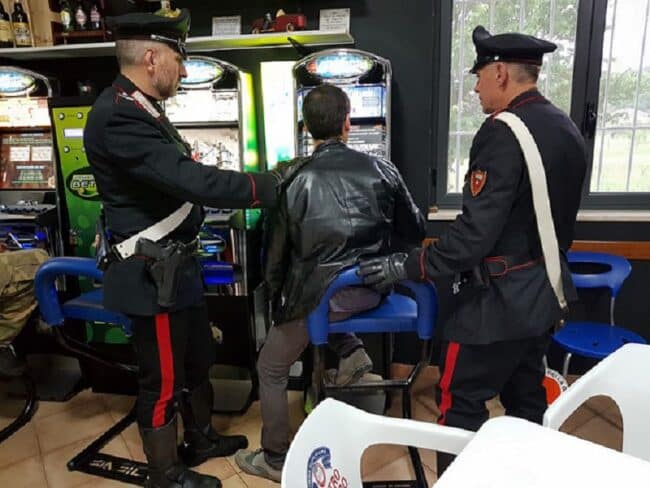 Guai per un internet point, clienti collegati a siti di giochi e scommesse: maxi sanzione da 250mila euro