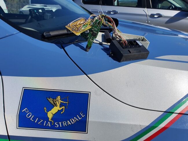 Dispositivo tachigrafico alterato sulla SS 118: multe per conducente mezzo pesante e titolare azienda