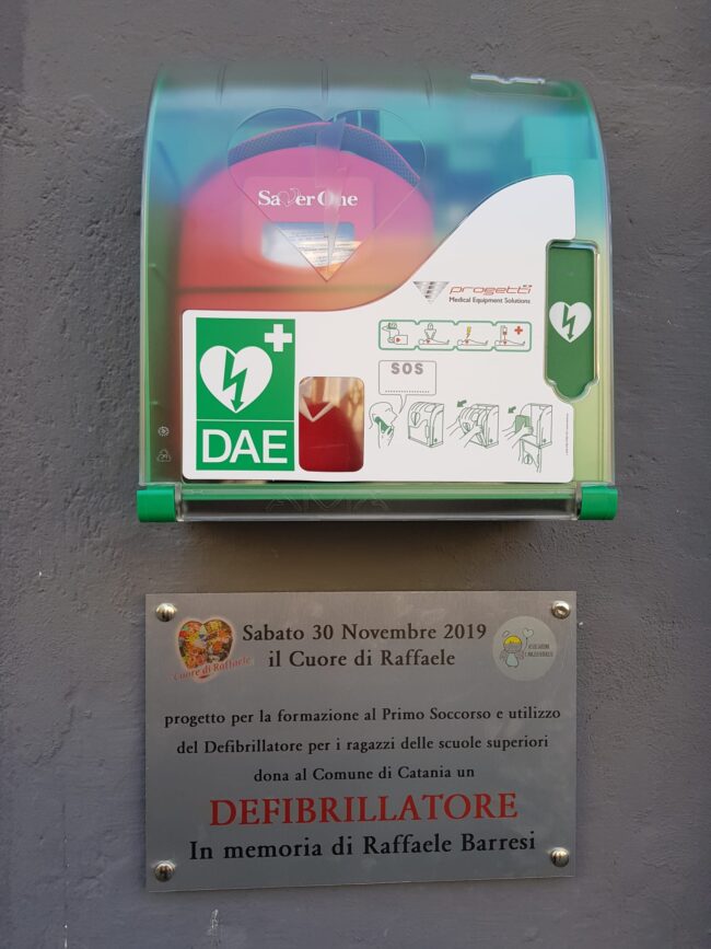 Catania, un altro defibrillatore in ricordo di Raffaele Barresi in piazza Bellini in sostituzione di quello rubato