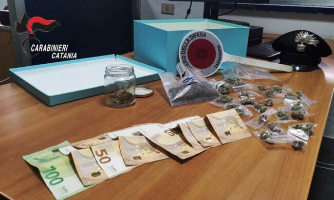 Catania, pusher 18enne nascondeva in cameretta droga e denaro: denunciato