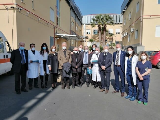 Un tablet per ogni reparto Covid all’ospedale Cannizzaro: il dono degli Ex Alunni del “Leonardo Da Vinci”