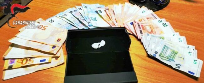Ingoia la cocaina per evitare l’arresto: pusher in manette in via Sebastiano Catania