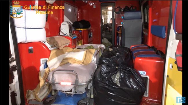 Ambulanza carica di droga fermata all’imbarco dei traghetti: arrestati due percettori di Reddito di Cittadinanza – VIDEO e FOTO