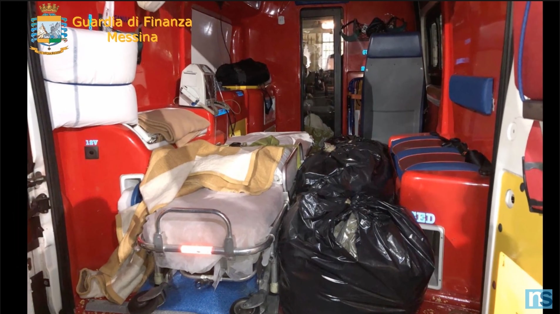 Ambulanza carica di droga fermata all’imbarco dei traghetti: arrestati due percettori di Reddito di Cittadinanza – VIDEO e FOTO