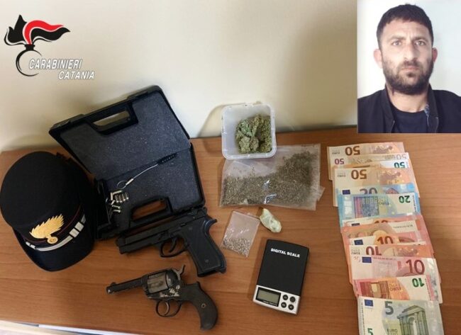 Catania, la pistola in ricordo del nonno defunto e la droga in casa: arrestato “noto” pusher