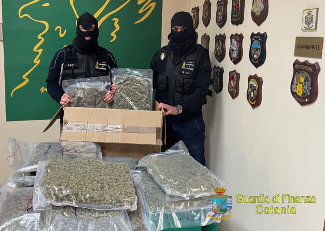 Catania, 62enne fermato al casello di San Gregorio: nel furgone 14 chili di shunk, arrestato