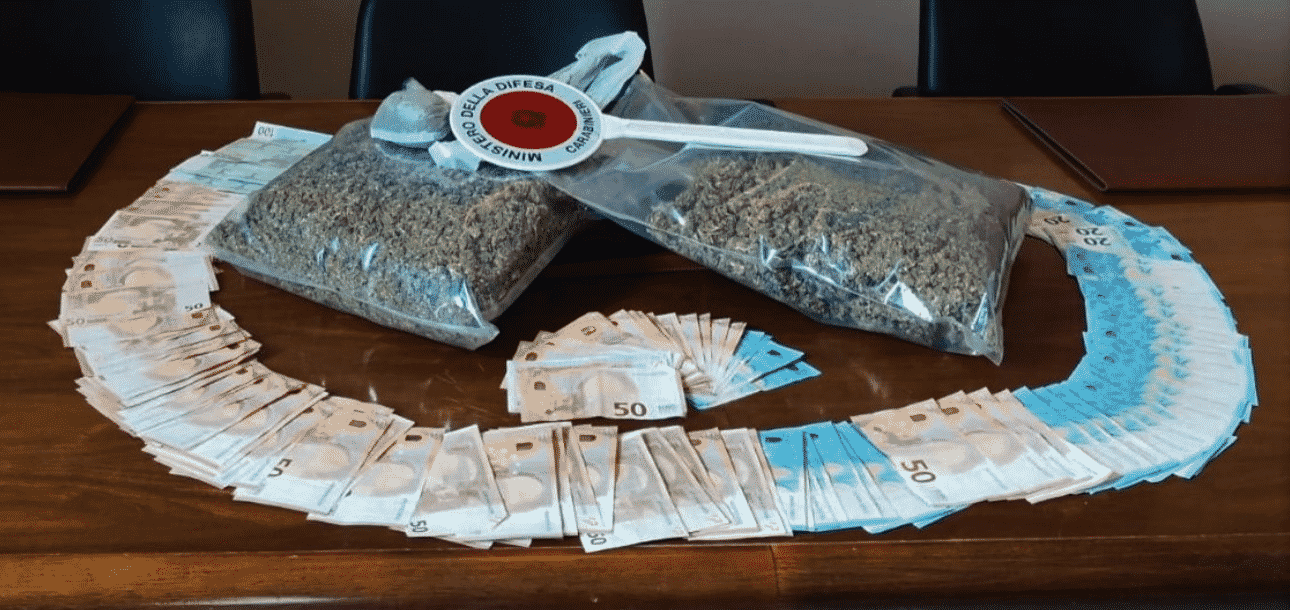 Ragusa, oltre 2 Kg di marijuana e più di 6mila euro in contanti: arrestato grossista della droga