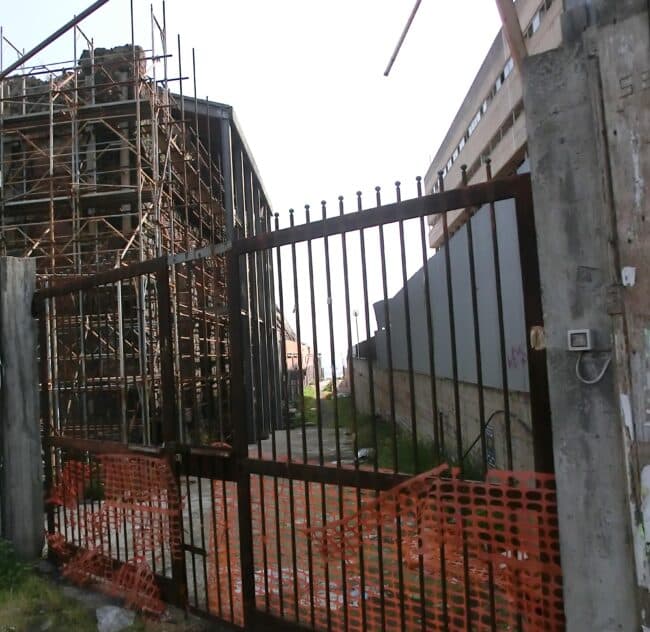 Catania, incendio al viale Africa in una struttura abbandonata. Il consigliere Cardello: “Un’emergenza continua”