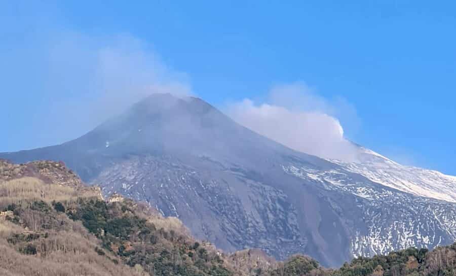 Eruzione Etna, attività stromboliana quasi cessata ma esplosioni più intense da stamattina