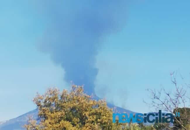 Etna in eruzione, INGV: “Nuovo trabocco lavico, il flusso scende verso la Valle del Bove”