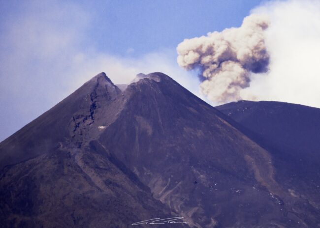 Etna, persistono attività esplosiva ed emissione di cenere sporadica: l’ultimo bollettino INGV