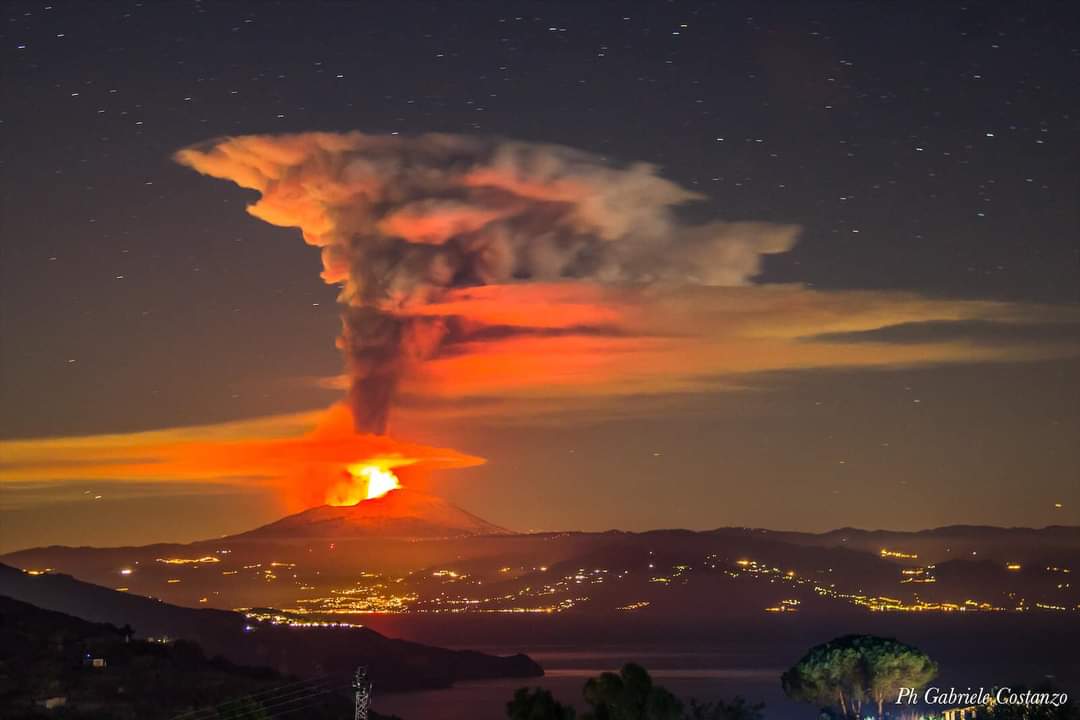 Etna in eruzione nella notte, bombe incandescenti ed esplosioni violente: l’aggiornamento dell’INGV