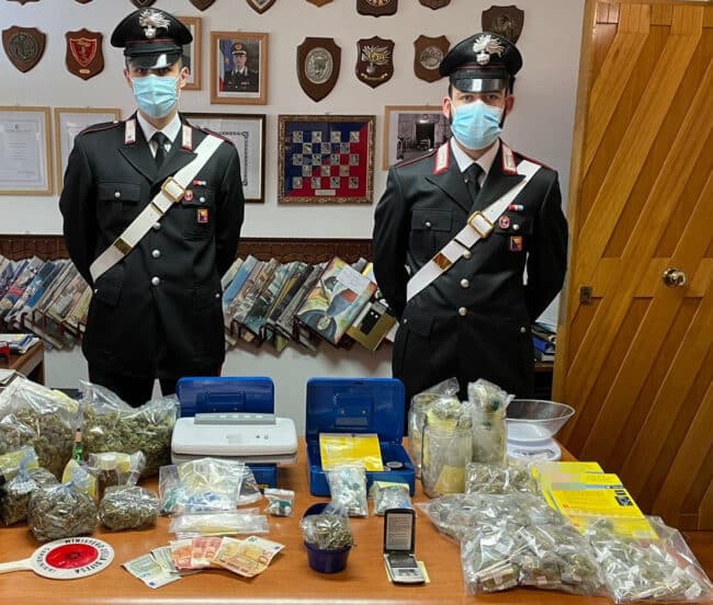 Palermo, il figlio con la droga in borsa e il padre che rubava la luce