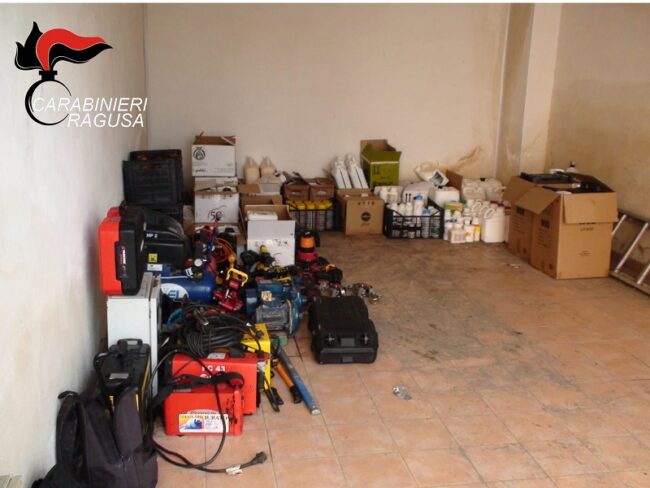 Garage stipati di oggetti rubati, denunciate 4 persone: refurtiva sequestrata, si cercano i proprietari – VIDEO