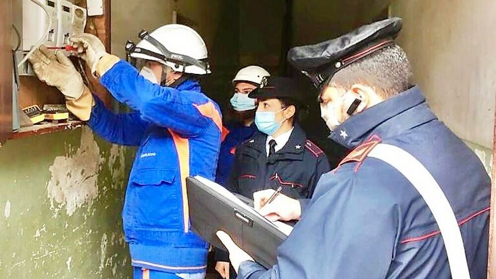 Catania, mette a rischio la sicurezza dei residenti per un allaccio abusivo alla rete elettrica: denunciato 33enne