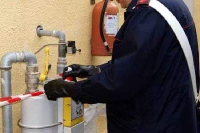 Manomettono contatori metano per registrare consumo minore: due denunce nel Catanese