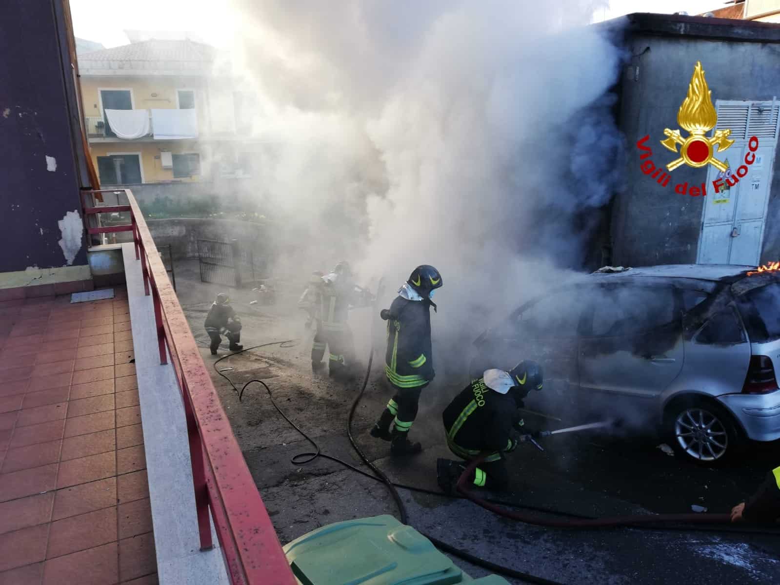 Due auto in fiamme nel Catanese, vigili del fuoco evitano il peggio – LE FOTO