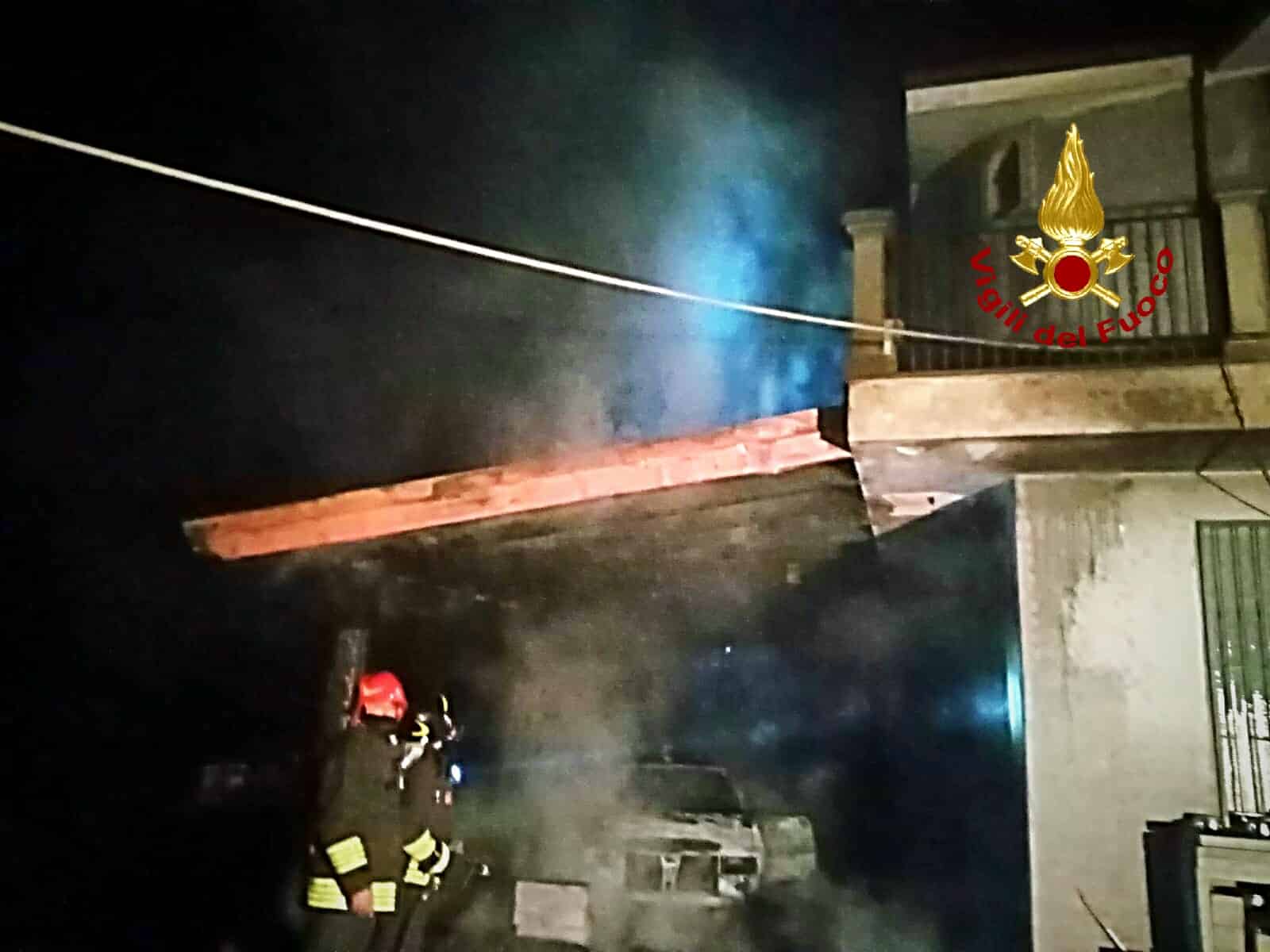 Due auto in fiamme nel Catanese, incendio coinvolge anche la tettoia di un’abitazione – Le FOTO dell’intervento dei vigili del fuoco
